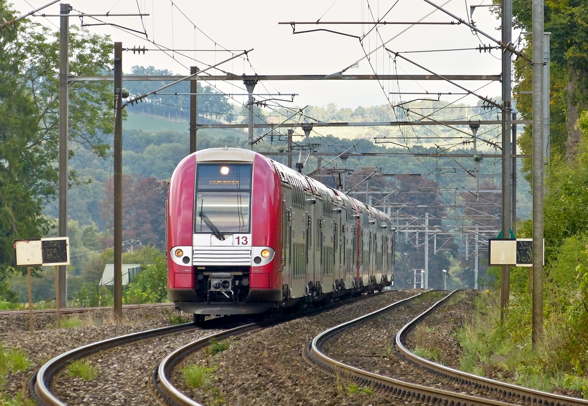 . Als RE 3835 Troisvierges - Luxembourg fahren die beiden gekuppelten Computerm�use Z 2213 und Z 2211 auf der Nordstrecke kurz vor dem Bahnhof Colmar-Berg. (Hans)