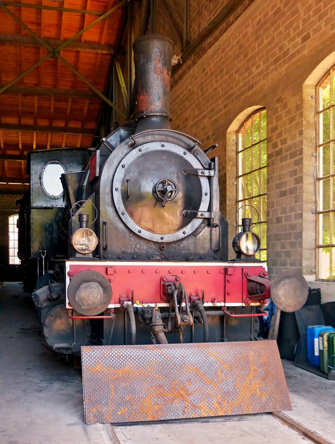. Am 02.06.2013 pr�sentierte sich die Dampflok AL-T 3 N� 6114 in einem desolaten Zustand im Lokschuppen der Museumsbahn Train 1900 in Fond de Gras. (Jeanny)

Die Lok wurde 1891 in der Firma SACM in Grafenstaden (Stra�burg) erbaut und geh�rt der Gattung T3 des Chemin de Fer d'Alsace-Lorraine (A.L.) an. Als sie nach Fond de Gras kam, war sie in einem extrem desolaten Zustand, sodass sie nur von Fachleuten mit Fabrikausr�stung wieder hergestellt werden konnte. Sie wurde ins AW Meiringen in Th�ringen �berf�hrt, wo ein neuer Kessel und viele andere Teile nachgebaut werden mussten. Am 01.05.97 konnte sie dann, fabrikneu, die Saison des Train 1900 er�ffnen. 