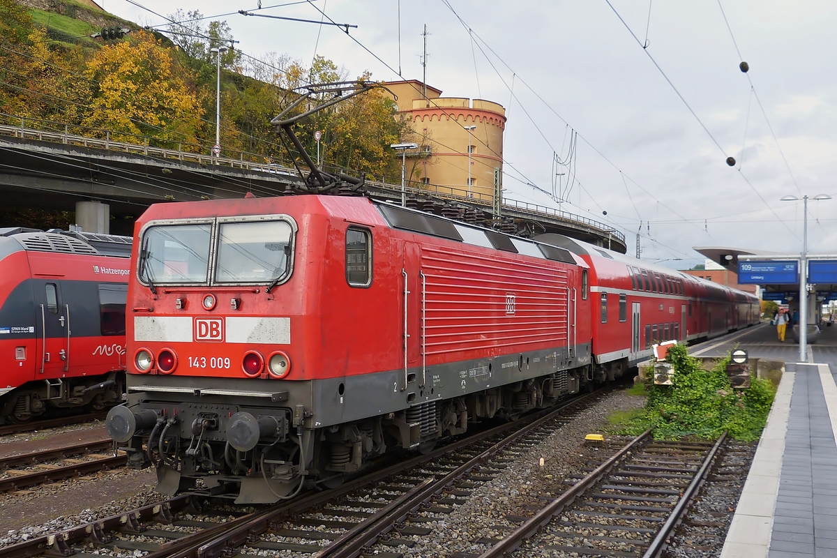 . Am 03.11.2014  wird der RE 1 (Mosel-Saar-Express) Koblenz Hbf - Saarbr�cke Hbf im Hauptbahnhof von Koblenz bereitgestellt. (Hans)

Wir werden diesen Zug sehr vermissen. Au�er dem Komfort in den Dostos, gab es auch noch immer einen super Service in Form einer Minibar, mit Kaffee, kalten Getr�nken und Snacks, im Gegensatz zur 9 st�ndigen kaffeelosen Fahrt mit dem IC von Norddeich nach Luxemburg im Oktober. Wir hoffen sehr, dass es diesen Service auch in der KISS/FLIRT Kombination geben wird.