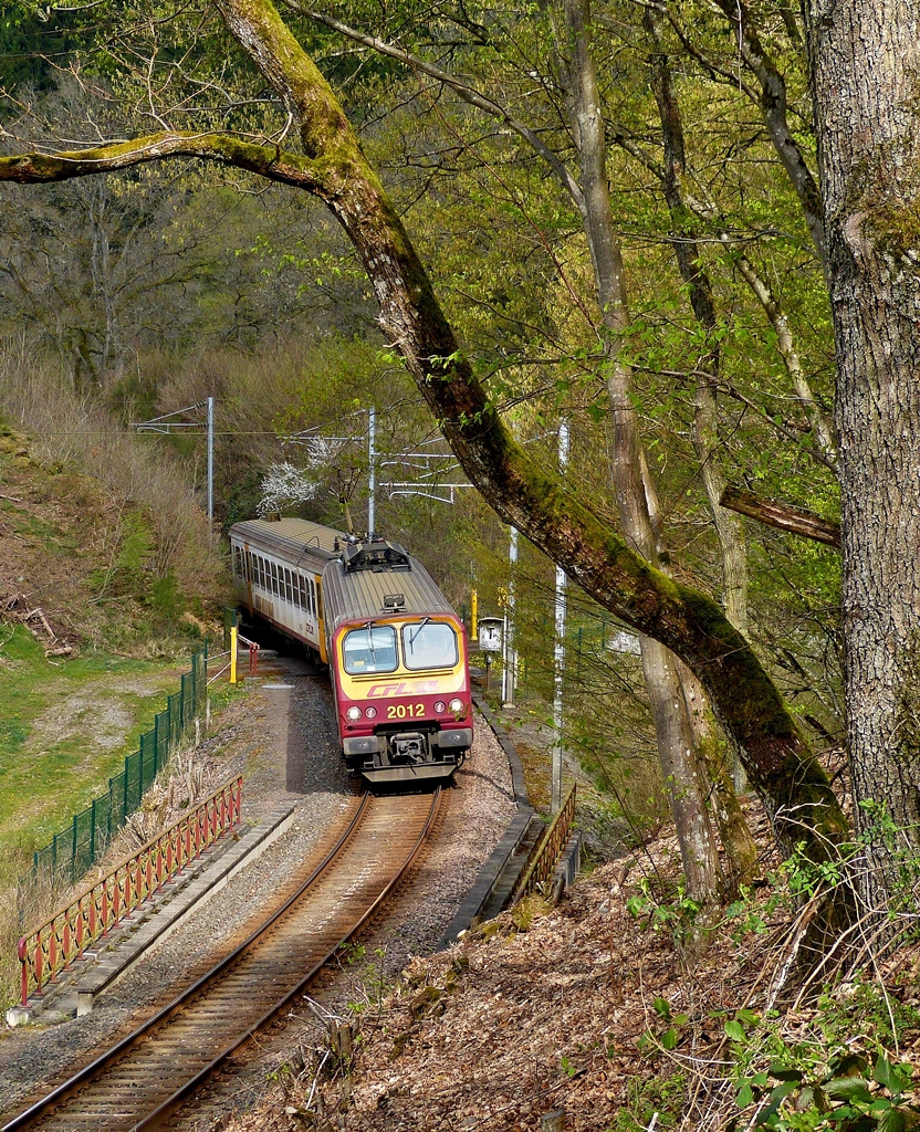 . Am 09.04.2014 schl�ngelst sich der Z 2012 durch das zerkl�fftete Tal der Wiltz zwischen Merkholtz und Kautenbach. (Hans)