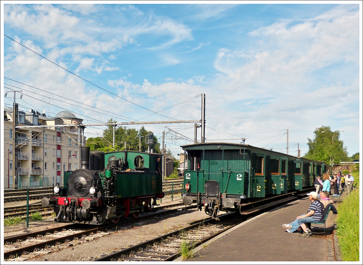 . Am 16.06.2013 wird das Umsetzen der Museumsbahn Lok N� 8 (ADI 8) im Bahnhof von P�tange gem�tlich von der Oma-Bank aus beobachtet. (Hans)