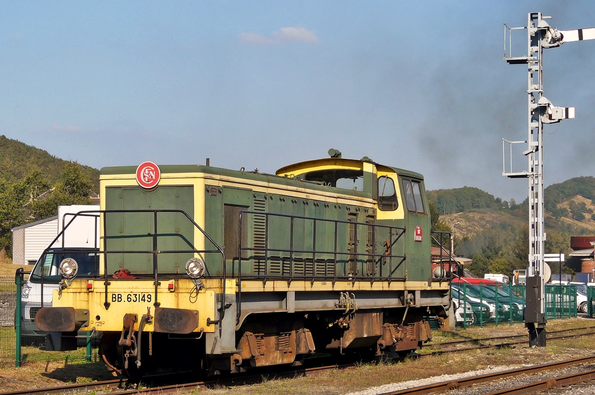 . Am 28.09.2008 war die ex SNCF BB 63149 im Bahnhof von Treignes abgestellt. Die Lok geh�rt der Museumsbahn Chemin der Fer � vapeur des Trois Vall�es und befand sich zu dem Zeitpunkt in einem ziemlich desolaten Zustand. (Jeanny)