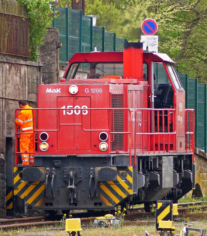 . Am 29.04.2015 dieselt die CFL Cargo 1508 (eine MaK G 1206) funkgesteuert durch den Bahnhof von Esch-sur-Alzette (Esch-Uelzecht). (Jeanny) 