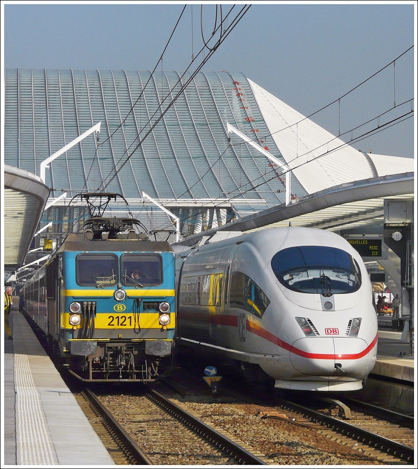 . Am 30.03.2009 gab es diese interessante Zugbegegnung im Bahnhof Li�ge Guillemins: Ein SNCB Sonderzug mit der HLE 2121 traf auf den einfahrenden ICE 3M, welcher als ICE 18 von Frankfurt/Main Hbf nach Bruxelles Midi unterwegs war. (Jeanny)