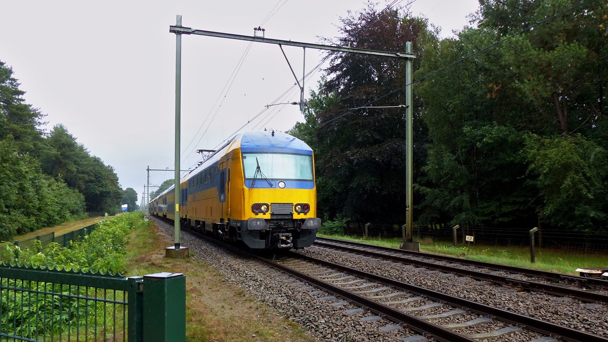 . Am Bahn�bergang in der N�he von Bosschenhoofd konnte ich am 04.09.2015 einen sechsteiligen NS NID (Nieuwe Intercity Dubbeldekker) bildlich festhalten. Er f�hrt als IC 3600 Zwolle - Deventer - Zutphen - Arnhem - Nijmegen - s'-Hertogenbosch - Tilburg - Breda - Roosendaal auf der Strecke Roosendaal - Breda in Noord-Brabant. (Jeanny)
