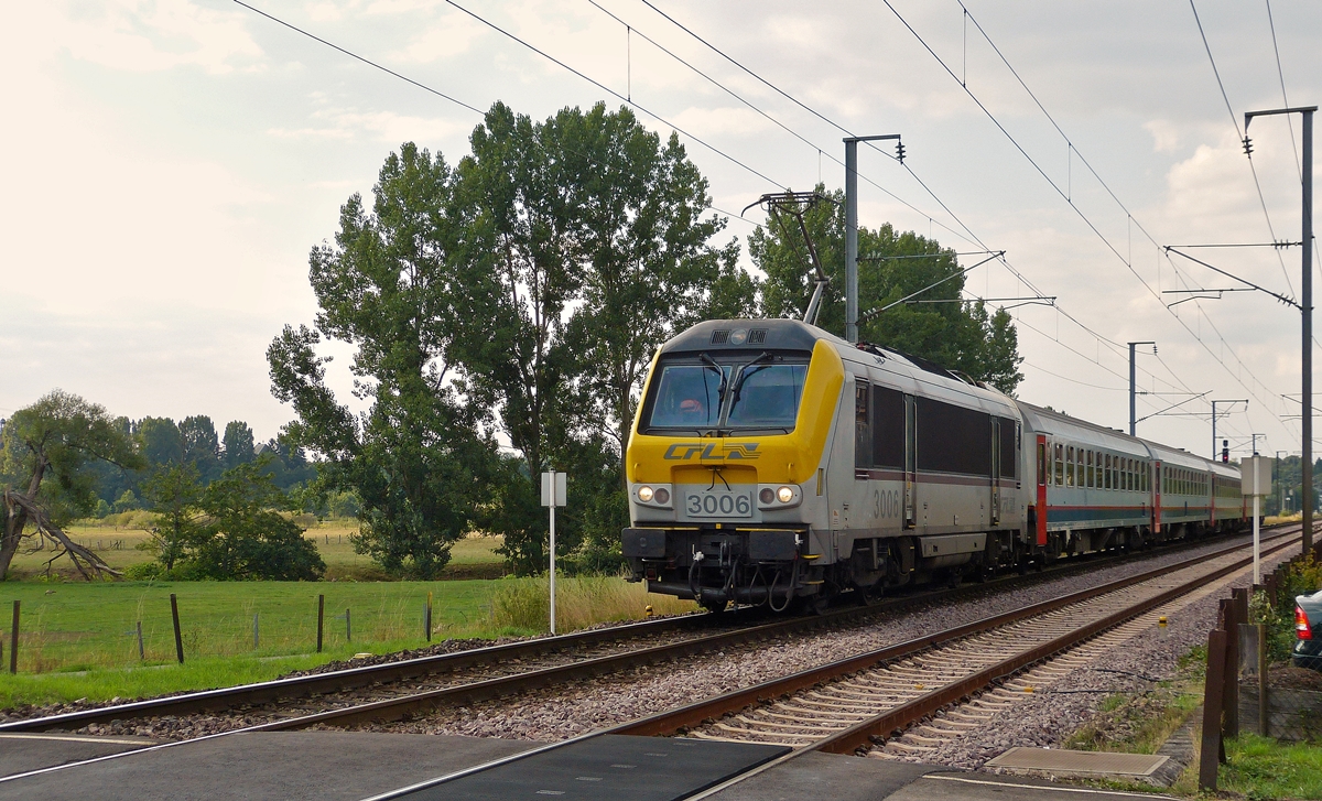 . Am Bahn�bergang in Rollingen/Mersch konnte ich die 3006 mit dem IC 116 Liers - Luxembourg am Haken ablichten. 21.08.2015 (Hans)