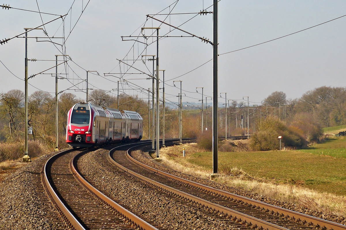 . Am noch etwas dunstigen Morgen des 18.03.2015 bef�hrt der CFL KISS Z 2307 die Linie 30 Luxemburg-Wasserbillig-Trier kurz vor der Haltestelle Betzdorf/Syr. Er bedient die Verbindung Luxembourg - Trier Hbf als RE 5115. (Hans)