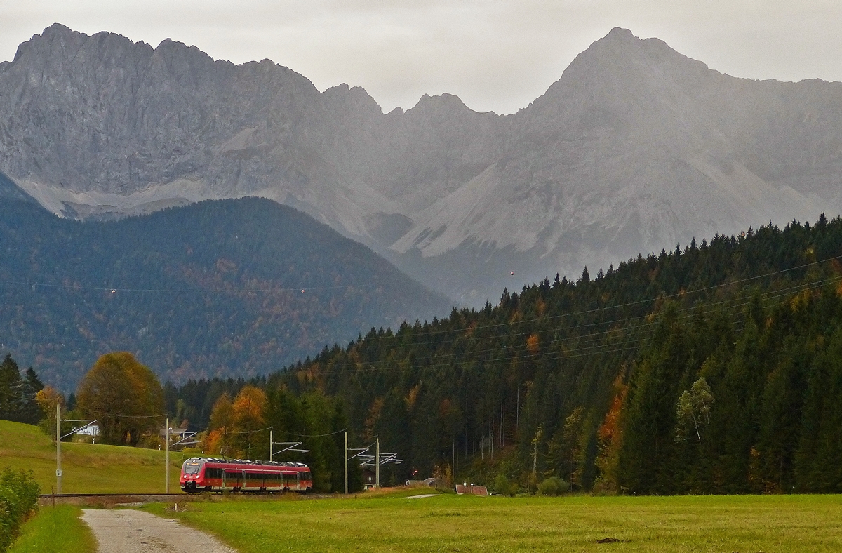 . Angesichts dieser grandiosen Landschaft, kann der Hamster schon mal klein ausfallen. 2442 700 hat am 06.10.2015 den Bahnhof von Klais verlassen und f�hrt nun als RB 5426 Innsbruck Hbf - M�nchen Hbf in Richtung Garmisch-Partenkirchen. Der Nebel vor dem Karwendel deutet darauf hin, dass es in Mittenwald schon regnet, w�hrend es in Klais noch trocken ist. (Hans)