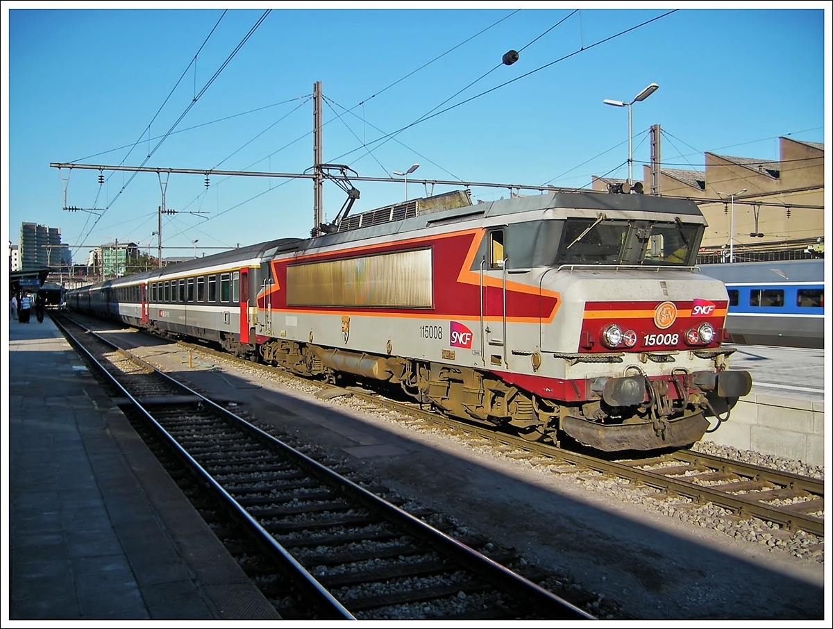 . Aus dem Archiv: Als die Welt des EC  Iris  noch in Ordnung war - Am 14.10.2007 steht die BB 15008 mit dem EC 97  Iris  Bruxelles Midi - Z�rich abfahrbereit im ziemlich  nackt  aussehenden Bahnhof von Luxemburg. (Jeanny) 

Die Qualit�t der Bilder ist leider nicht berauschend, sie wurden mit einer kleinen Kompaktkamera aufgenommen.