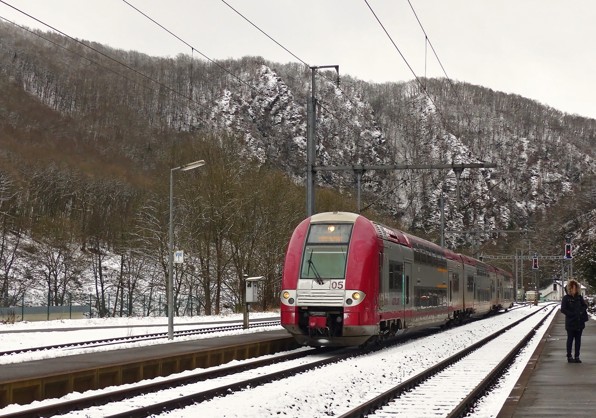 . Ausgehend von der Schneeh�he bei uns (circa 15 cm), begaben wir uns heute Nachmittag auf Fototour. In Kautenbach erfolgte die erste Ern�chterung, nur leicht gepudert pr�sentierte sich der Bahnhof, als der Triebzug Z 2205 als RE 3812 Luxembourg - Troisvierges dort einfuhr. 30.01.2015 (Jeanny)