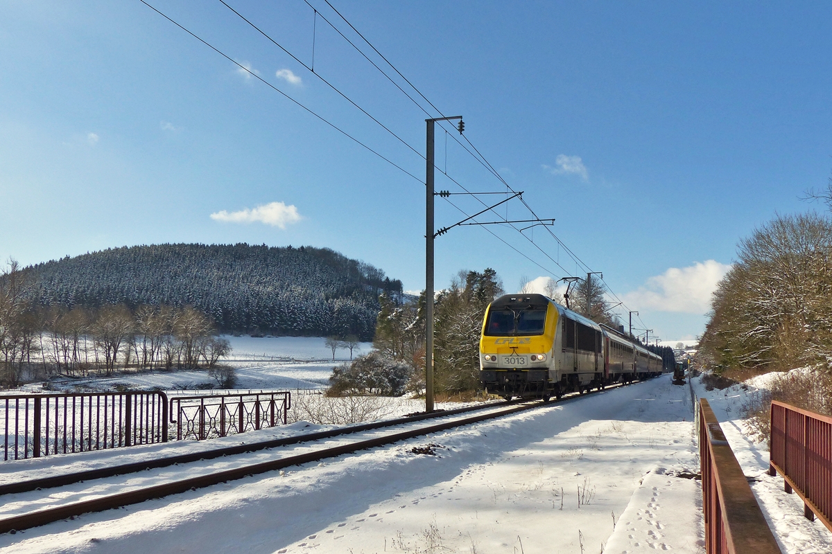 . Bei herrlichem Winterwetter zieht die sehr helle 3013 den IC 114 Liers - Luxembourg am 04.02.2015 durch das verschneite Tal der Woltz zwischen Cinqfontaines und Maulusm�hle. (Jeanny)