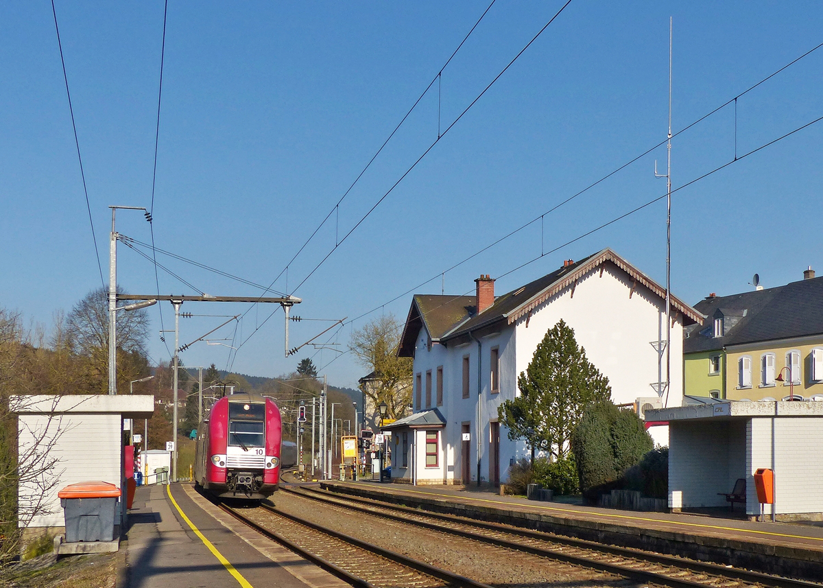 . Bei sch�nstem Sonnenschein pr�sentierte sich am 26.02.2016 der Bahnhof von Wilwerwitz der Fotografin, als die Doppeleinheit Z 2200 (2210 + 2218) als RE 3835 Troisvierges - Luxembourg in den Bahnhof einfuhr. (Jeanny)