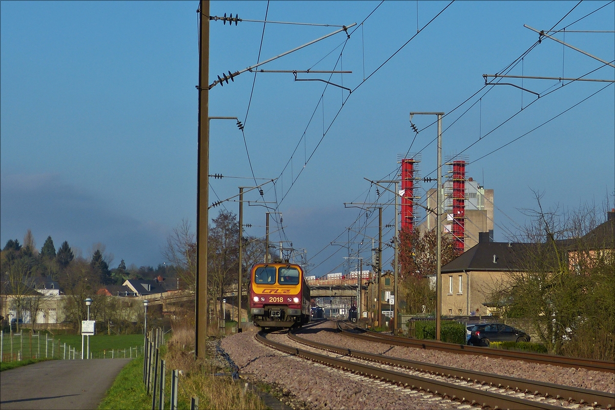 . Blick am 14.12.2015 aus Richtung Luxemburg auf die alte Br�cke nahe dem Bahnhof Mersch, dahinter sind die Neuen Pfeiler der im Bau befindlichen Br�cke schon zu erkennen. 
