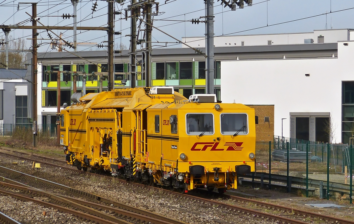 . CFL 792 (L-CFLIF 99 82 9124 792-7), eine Plasser & Theurer Universalstopfmaschine vom Typ Unimat 09-475/4S Dynamic, war am 08.03.2015 im Bahnhof von Mersch abgestellt. (Hans)

