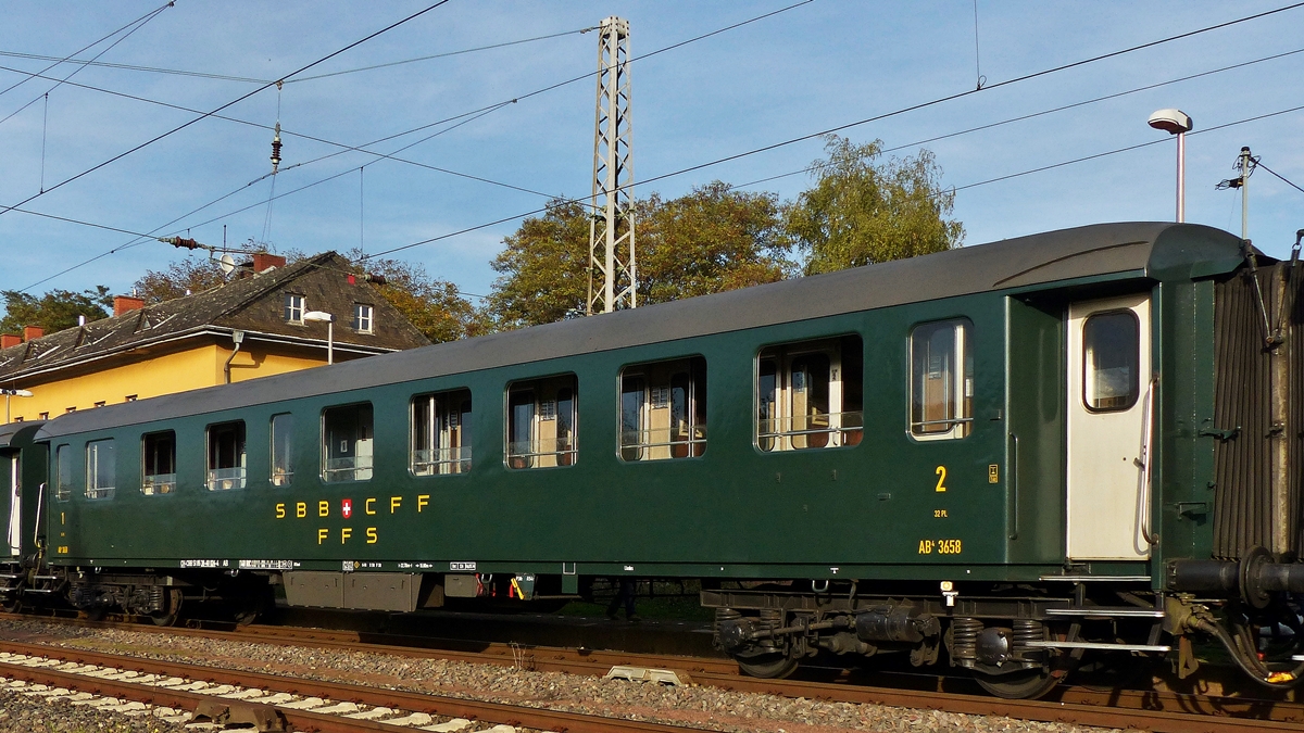 . Da die Wegmann Wagen zur Zeit den luxemburgischen Vereinen nicht zur Verf�gung stehen, bestand die Zugkompostion des Musel Nostalgie Express aus gecharterten historischen SBB Wagen. Bei dem hier fotografierten Wagen handelt es sich um AB4 3658 (CH-CBB 518538-40 024-4 AB) des Vereins Freunde des Nostalgie-Rhein-Express (FNRE) aus Basel. 19.10.2014 (Jeanny)

Die zum Nostalgie Rhein Express geh�renden Seitengangwagen 1. und 2. Klasse entstanden 1961 bis 1962 in den SBB-Hauptwerkst�tten Olten und Z�rich von Wagen aus den Jahren 1903 (ehemalige Gotthardbahn) bis 1931. Als SBB-Serie 51 85 38-80 020 – 032 waren diese 13 Wagen f�r eine Geschwindigkeit von 160 km/h zugelassen und vorwiegend im internationalen Verkehr eingesetzt. Aus diesem Grund waren sie auch mit einer Dampfheizung ausger�stet. In den Jahren 1984 bis 1987 wurden von der Vereinigung Eurovapor 5 dieser Wagen �bernommen.

Die Wagen verf�gen �ber je 4 Abteile 1. Klasse (zu 6 Pl�tzen) und 2. Klasse (zu 8 Pl�tzen), einen Maschinenraum f�r Heizung, L�ftung und Stromversorgung, 2 Toiletten und 2 Waschr�ume.


Urspr�ngliche Wagennummer: AB4 3658
Anzahl Sitzpl�tze 1./2. Klasse: 24/32
L�nge �ber Puffer: 22,70 m
Gewicht: 36 t
Stromversorgung Bordnetz: 36 V
H�chstgeschwindigkeit: 140 km/h
Heizung: RIC-Warmluftheizung f�r Dampf- und elektrischem Betrieb mit automatischer Spannungswahl
Weitere Merkmale: UIC-Lautsprechereinrichtung und UIC-Lichtschaltung, T�rblockierung und durchgehende Leitung 10 bar f�r Steuerluft

