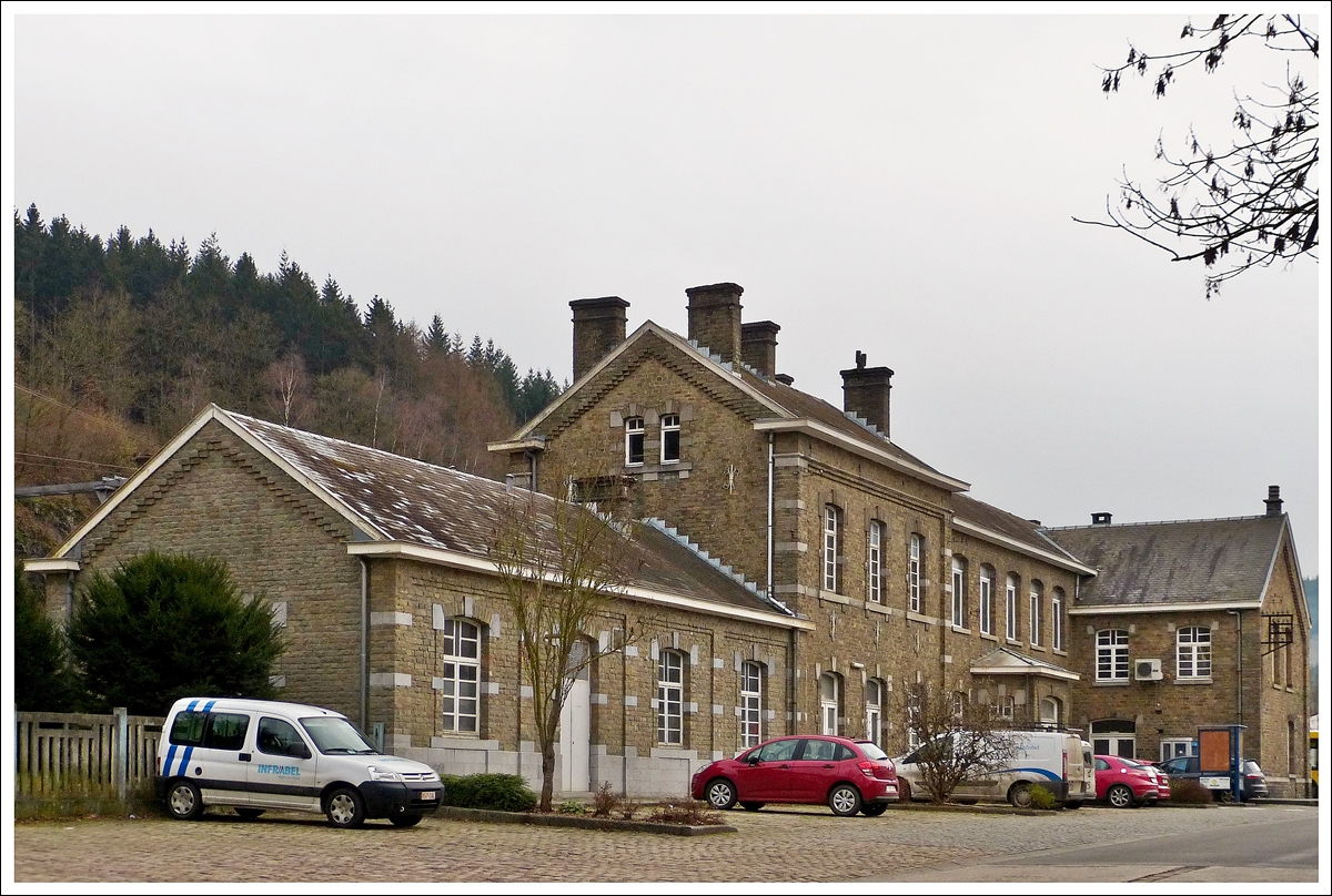 . Das Empfangsgeb�ude des Bahnhofs von Trois-Ponts am 19.01.2014 von der Stra�enseite aus gesehen. Das f�r diese Region Belgiens typische Geb�ude wurde am 20.02.1867 offiziell er�ffnet. (Jeanny)