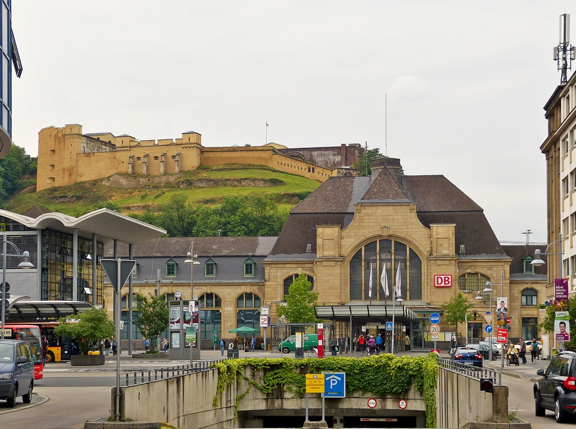 . Das Empfangsgeb�ude des Koblenzer Hauptbahnhofs vor der Kulisse des Forts Gro�f�rst Kontantin in Koblenz. 27.05.2014 (Hans)
