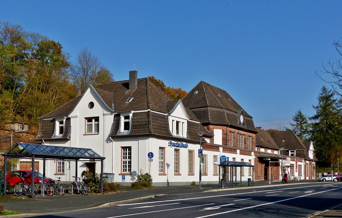 . Das repr�sentative Empfangsgeb�ude des Bahhofs Dieringhausen (zu Gummersbach) von der Stra�e aus gesehen am 02.11.2014. (Jeanny)

Der Bahnhof Dieringhausen existiert seit dem Jahr 1887 und hat aus dem ehemals unbedeutenden Dorf Dieringhausen (Stadtteil von Gummersbach) von 1887 bis in die 1980er-Jahre einen regional bedeutsamen Ort gemacht, dessen ehemalige Gleisanlagen inklusive Bahnbetriebswerk ebenso wie die Eisenbahnersiedlungen noch heute das Ortsbild pr�gen.

Lange Zeit war der Bahnhof Dieringhausen ein bedeutender Eisenbahnknoten im oberbergischen Eisenbahnnetz und, obwohl er nicht der Innenstadtbahnhof Gummersbachs war, der wichtigste Bahnhof der Kreisstadt Gummersbach.

Der Bahnhof wird als Denkmal bewertet. Beide Empfangsgeb�ude und das ehemalige Bahnbetriebswerk stehen seit 1989 unter Denkmalschutz. Allerdings fehlt noch der Eintrag f�r das gesamte Gel�nde in die Denkmalliste der Stadt Gummersbach, um alle Anlagen zu erhalten.

Noch heute ist der Bahnhof betrieblich der wichtigste Bahnhof entlang der Aggertalbahn, da im Bahnhof Z�ge betankt werden und er nachts als Abstellbahnhof dient.

Das gro�e Empfangsgeb�ude des heutigen Bahnhofs wurde in seinem Baustil an den Bahnhof K�ln-Deutz angelehnt, laut einer denkmalgeschichtlichen Untersuchung sollte damit die regionale Bedeutung des Bahnhofs Dieringhausen hervorgehoben werden. Diese Untersuchung bezieht sich in der denkmalgeschichtlichen Bewertung auch auf eine Studie von 2001, die das gesamte Gel�nde als denkmalw�rdig bewertet.
