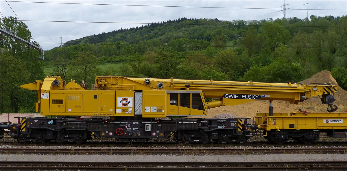 . Der 150 t Kirow Gleis- und Weichenbaukran KRC 1200 (ein Kirow MULTI TASKER KRC 1200) 99 81 9119 004-5 der Firma Swietelsky steht abholbereit im Bahnhofsareal von Ettelbrück.  20.05.2016