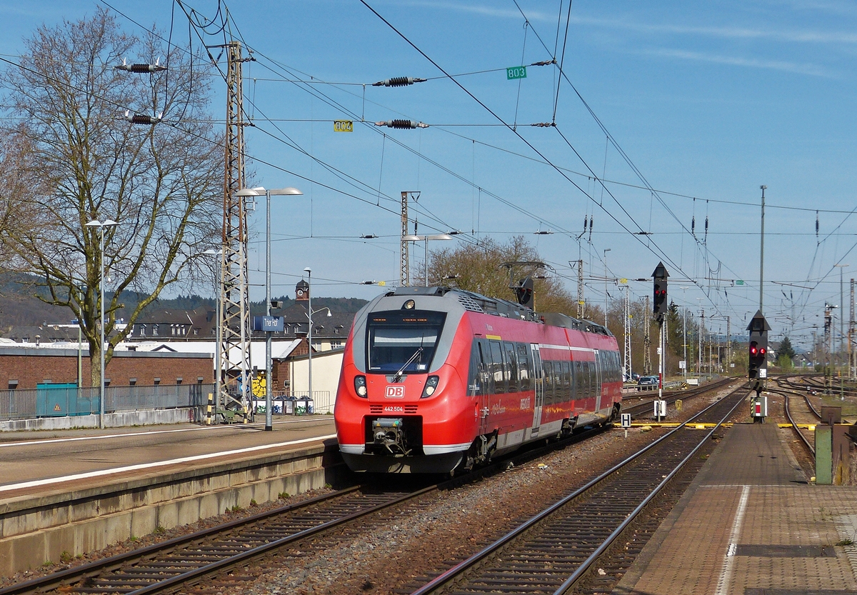 . Der Baby-Hamster 442 504  Klotten  der DB Regio kommt am 10.04.2015 aus Wittlich und f�hrt in den Hauptbahnhof von Trier ein, um kurze Zeit sp�ter seine Reise �ber die Obermoselstrecke nach Perl fortzusetzen. (Hans)