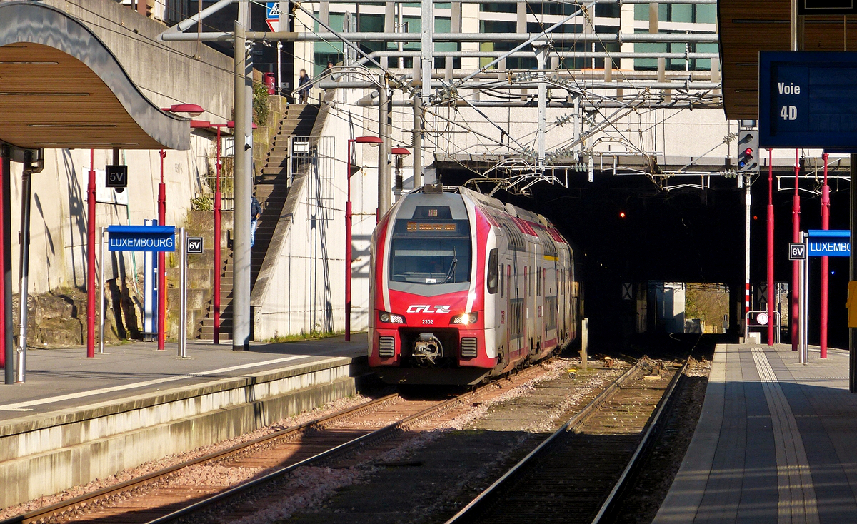 . Der CFL KISS Z 2302 f�hrt am 25.02.2016 in den Bahnhof von Luxemburg ein. (Hans)