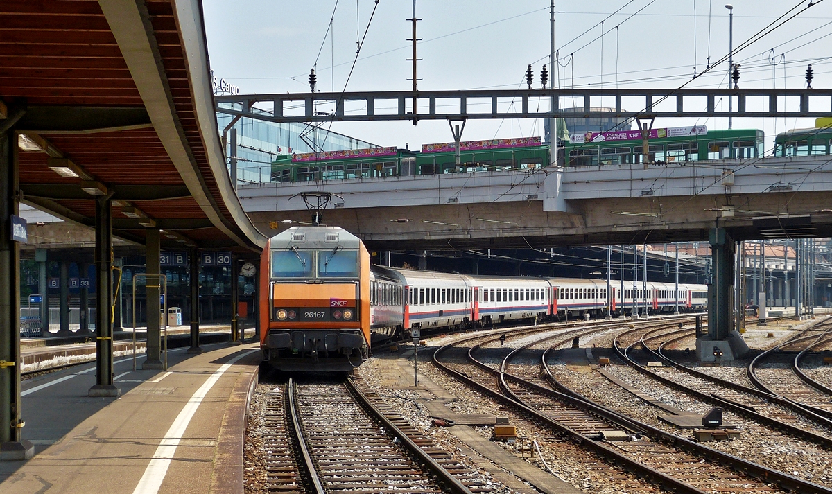 . Der EC 90  Vauban  Basel SBB - Bruxelles Midi mit der Sybic BB 23167 steht am 07.06.2015 am Bahnsteig im franz�sischen Teil des Bahnhofs Basel SBB. Es gab zwei klimatisierte  Wagen in der Zugkomposition, ein SBB und ein SNCB I 11 Waggon, leider waren es zwei 1. Klasse Wagen. ;-)

Zuf�llig f�hrt auch noch eine Stra�enbahn �ber die Margarethenbr�cke in Basel.(Hans)