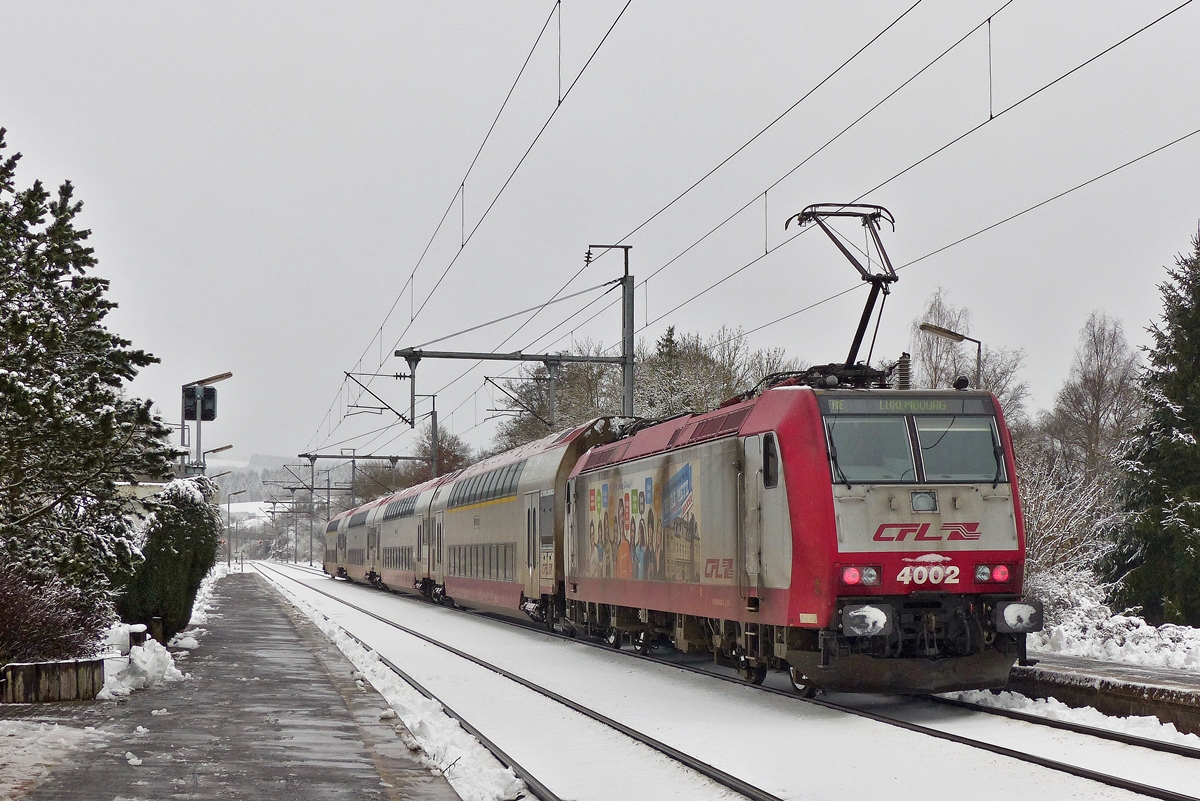 . Der erste Schnee 2014 - In Wilwerwiltz stand der RE 3836 Troisvierges - Luxembourg am Bahnsteig und h�tte schon l�ngst wieder unterwegs sein m�ssen. Der Lokf�hrer erkl�rte uns, dass es Probleme mit den T�ren g�be. Er liess s�mtliche Fahrg�ste aussteigen und fuhr wenig sp�ter mit dem leeren Zug nach Luxemburg. 27.12.2014 (Jeanny)