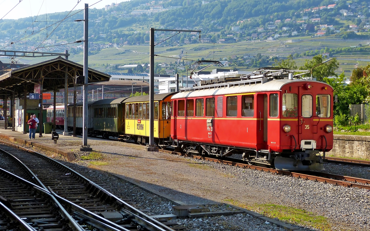 . Der ex RhB Triebwagen ABe 4/4 I 35 mit drei angeh�ngten Wagen der Museumsbahn Blonay-Chamby in Vevey. 26.05.2012 (Jeanny)