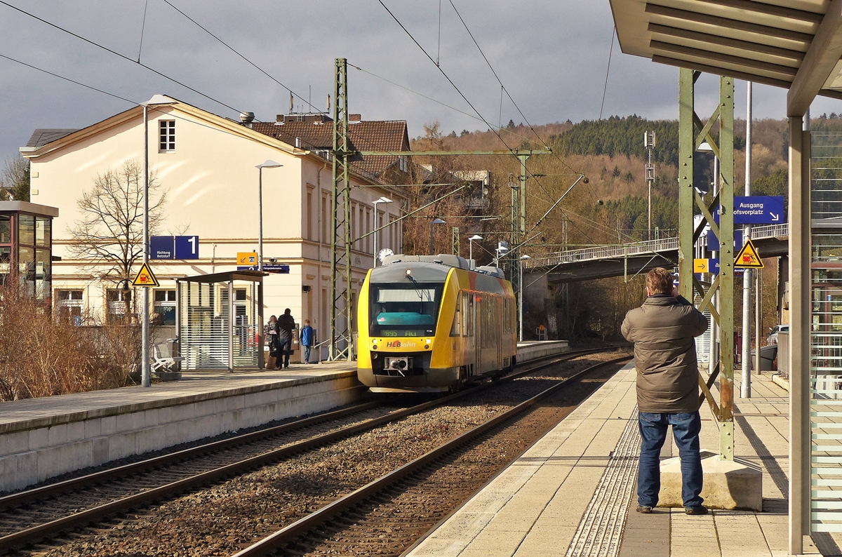 . Der Fotograf und sein Sujet - Am 01.03.2015 fotografiert ein sehr netter Fotograf den VT 208 (ein Alstom Coradia LINT 41) der HLB (Hessische Landesbahn), welcher als RB 95  Sieg-Dill-Bahn  (Dillenburg-Siegen-Au/Sieg) in den Bahnhof von Kirchen/Sieg einf�hrt. An der Front des LINT 41 wurde ein Graffito digital entfernt. (Jeanny)