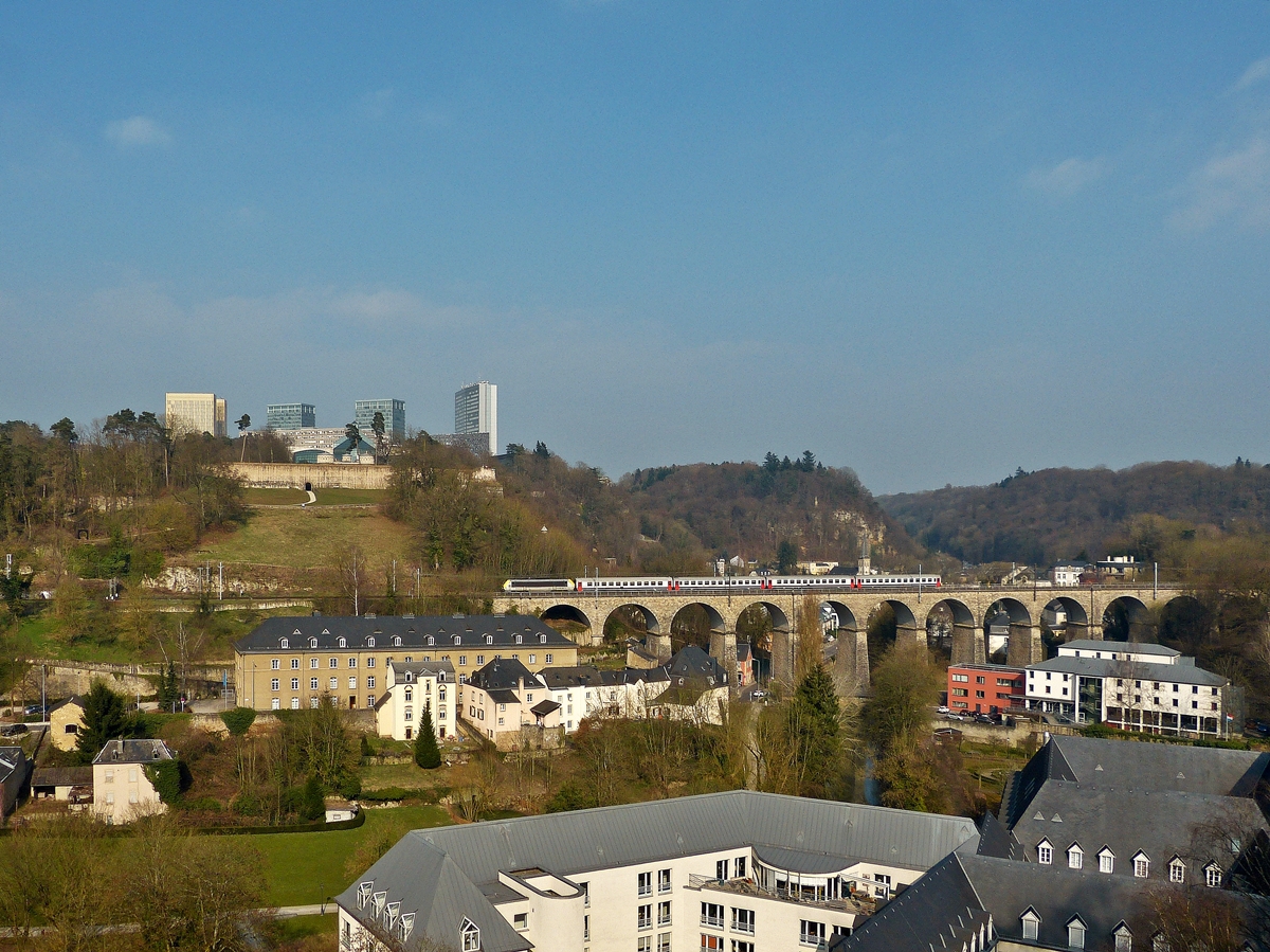 . Der IC 117 Luxembourg - Liers bef�hrt am 23.03.2015 den Pfaffental Viadukt in Luxemburg-Stadt. (Hans)