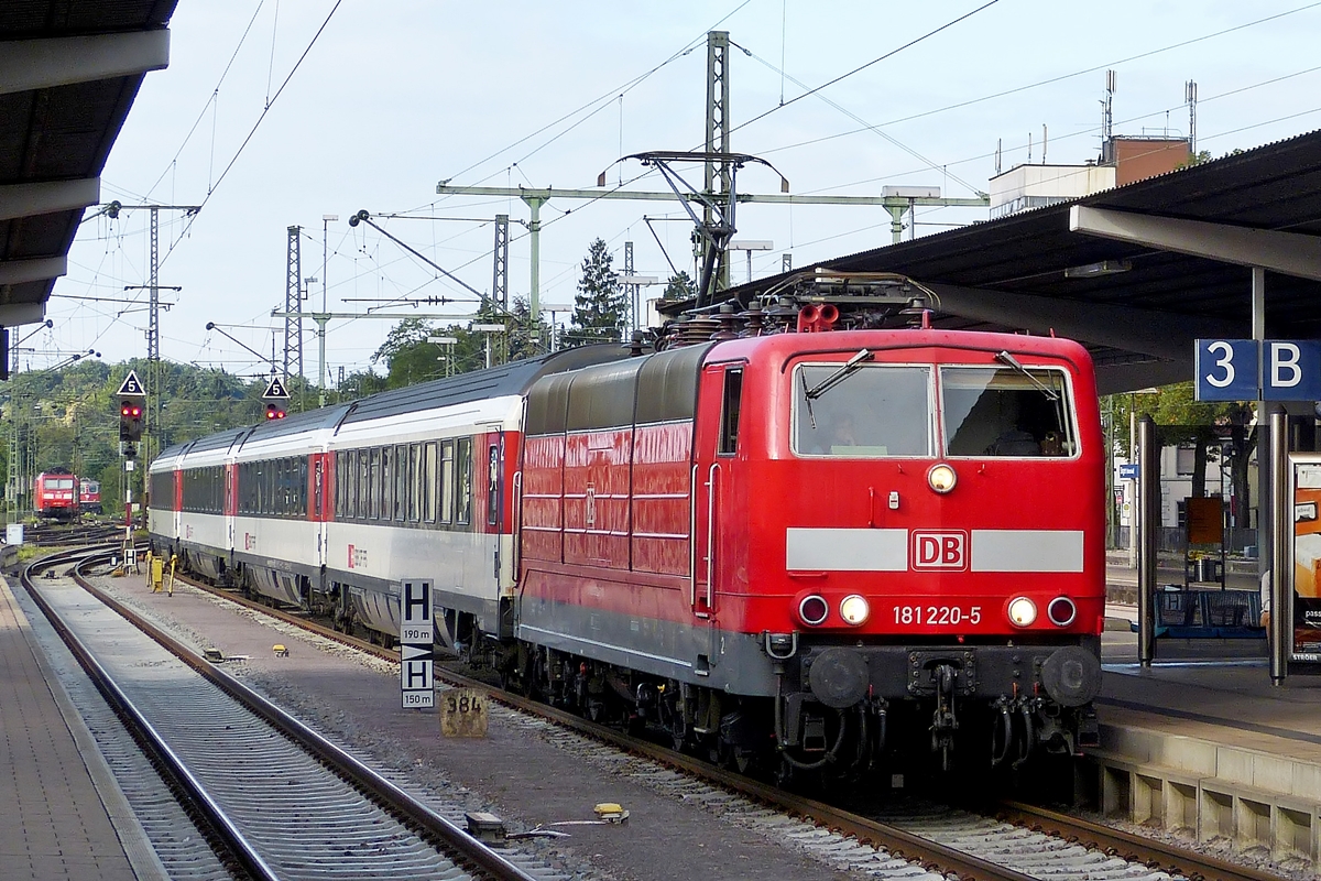 . Der IC 181 Stuttgart Hbf - Z�rich HB wird am 15.09.2012 von der 181 220-5 in den Bahnhof Singen (Hohentwiel) gezogen. Dort ist Lokwechsel angesagt, f�r die Weiterfahrt nach Z�rich wird der IC von einer SBB Re 4/4 II �bernommen. (Hans)