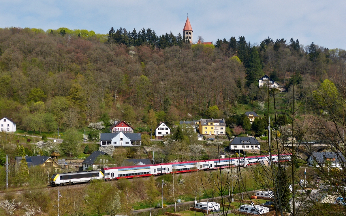 . Der IR 3710 Luxembourg - Troisvierges f�hrt am 11.04.2014 in Clervaux am Campingplatz vorbei in Richtung Bahnhof. (Hans)
