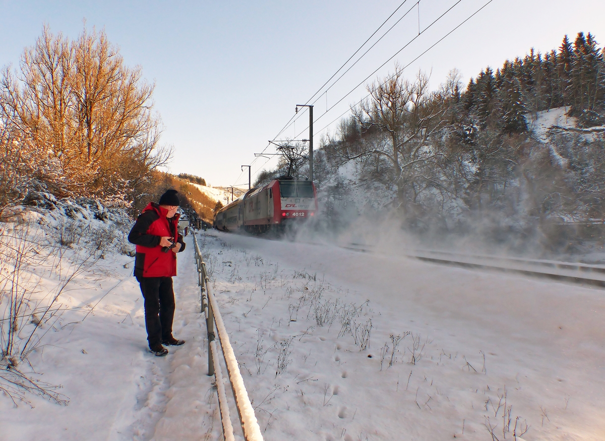 . Der Nachschuss auf den RE 3787 Troisvierges - Luxembourg zwischen Troisvierges und Maulusm�hle ist nicht nur wegen dem aufgewirbelten Schnee interessant, wie man sieht haben auch die Zwerge wieder Hochsaison. ;-) 28.12.2014 (Jeanny)