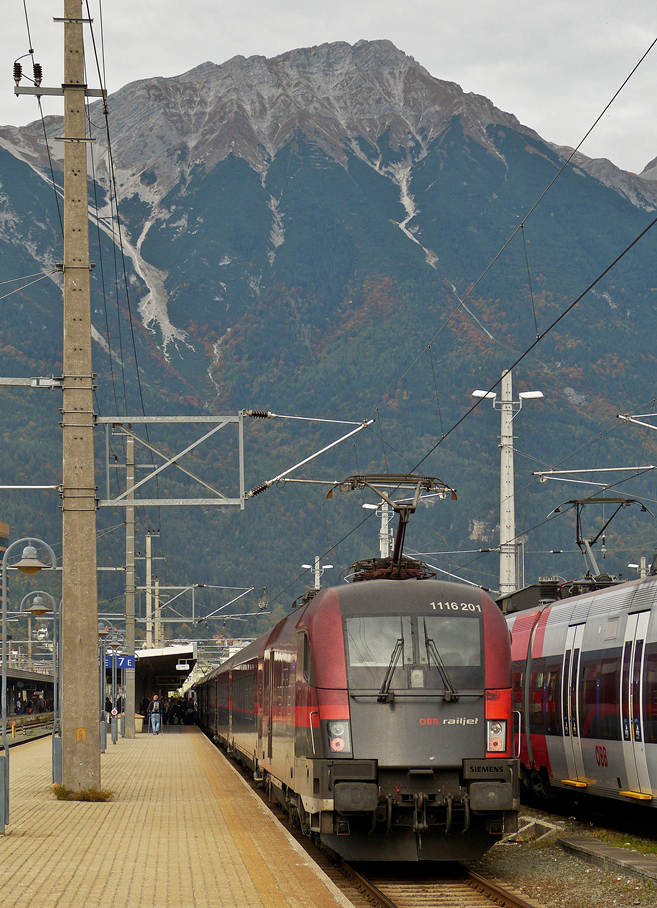 . Der �BB Taurus 1116 201 hat am 06.10.2015 einen Railjet in den Hauptbahnhof von Innsbruck gedr�ckt. (Hans) 