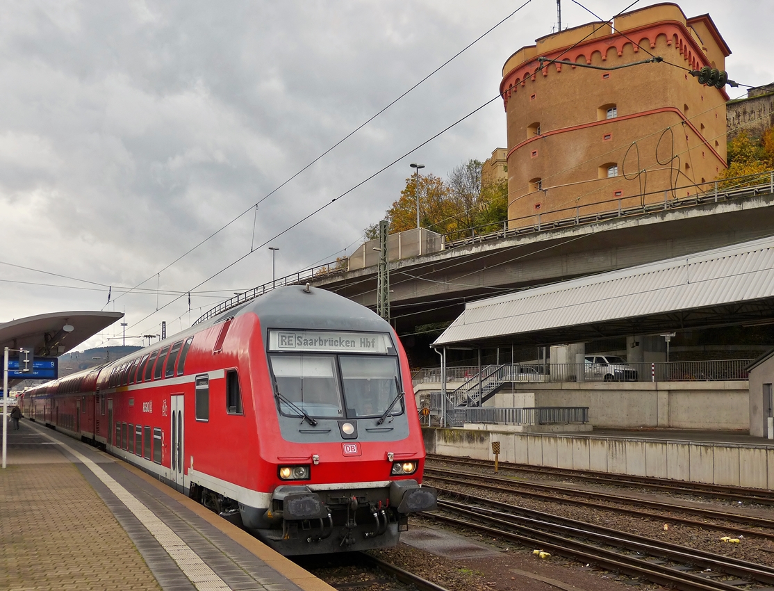 . Der RE 1 (Mosel-Saar-Express) Koblenz Hbf - Saarbr�cken Hbf steht am 03.11.2014 abfahrbereit im Koblenzer Hauptbahnhof vor der Kulisse des Kehlturms des Forts Gro�f�rst Konstantin. (Hans)