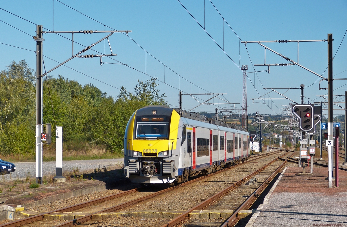 . Der SNCB Desiro AM 08 478 f�hrt am 02.10.2015 in den Bahmhof von Athus ein. (Hans)