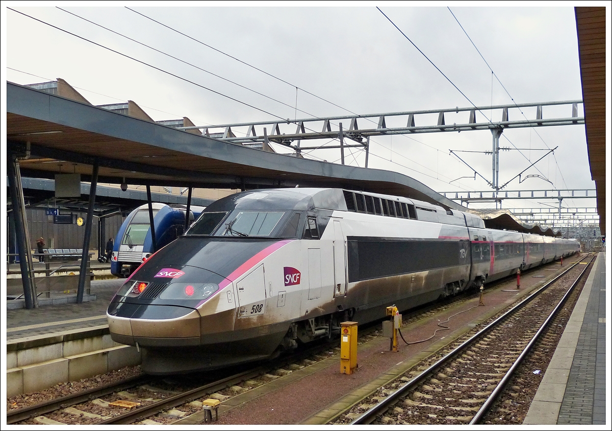 . Der TGV R�seau 508 in den Carmillon Farben wartet am 08.01.2014 im Bahnhof von Luxemburg auf die Abfahrt nach Paris Est. (Hans)
