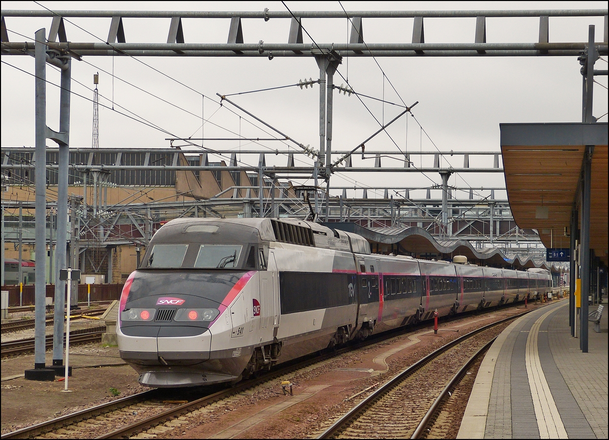 . Der TGV R�seau 541 stand am 12.10.2013 am Bahnsteig in Luxemburg Stadt. (Hans)
