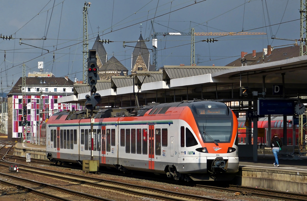 . Der VIAS Flirt N� 304 erreicht am 24.03.2014 den Hauptbahnhof von Koblenz. (Hans)