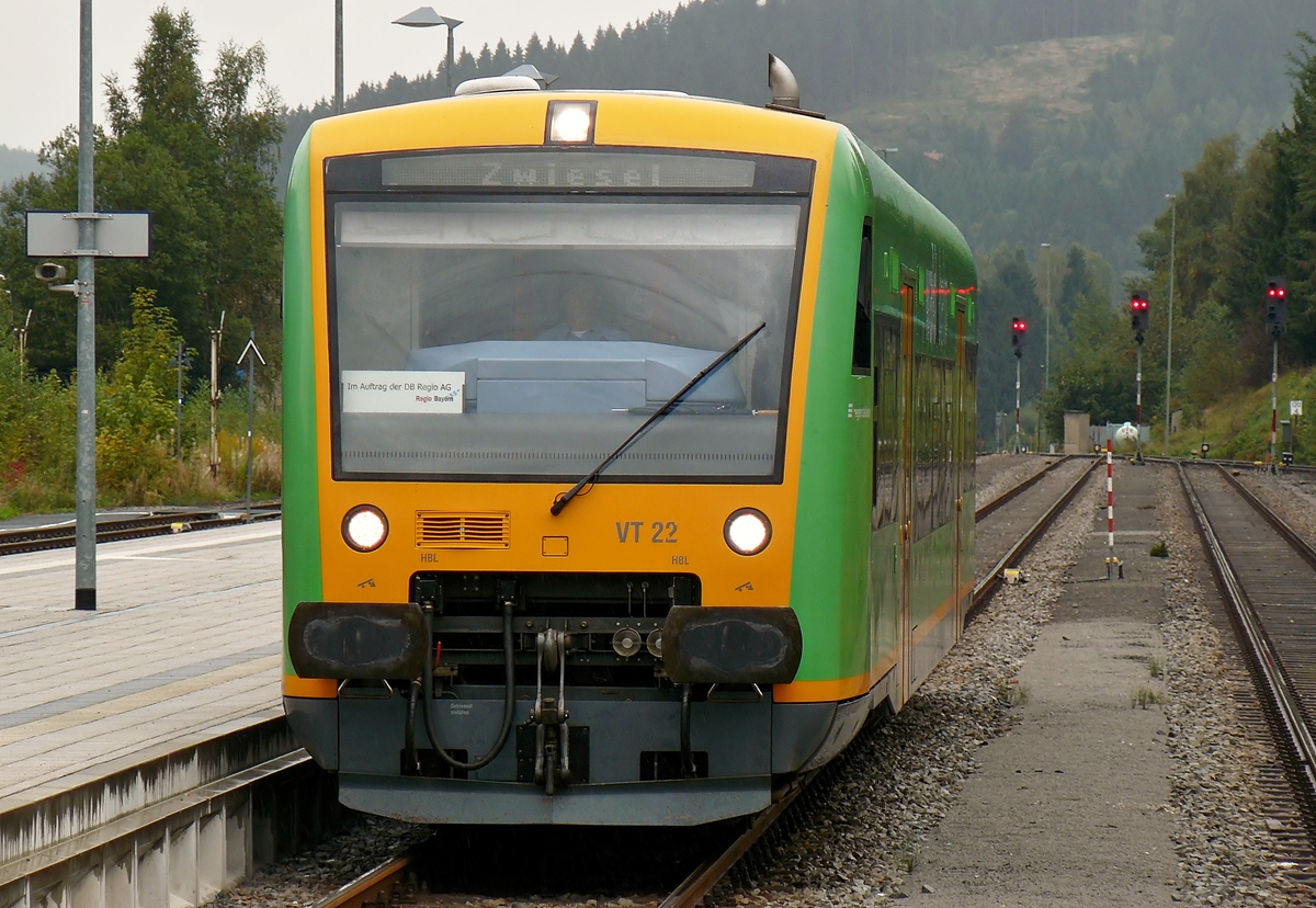 . Der VT 22 (ein Stadler Regio-Shuttle) der Waldbahn kommt am 15.09.2010 aus Plattling und f�hrt in den Bahnhof von Zwiesel ein. (Hans)