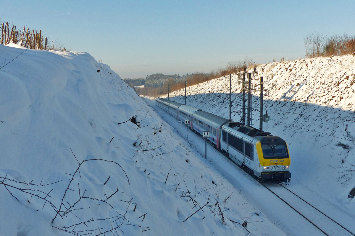 . Der Winter hat den hohen Norden Luxemburgs fest im Griff - In Hautbellain zieht die 3012 den IC 114 Liers - Luxembourg �ber die belgisch-luxemburgische Grenze und f�hrt dem Bahnhof von Troisvierges entgegen. 19.01.2016 (Jeanny) 