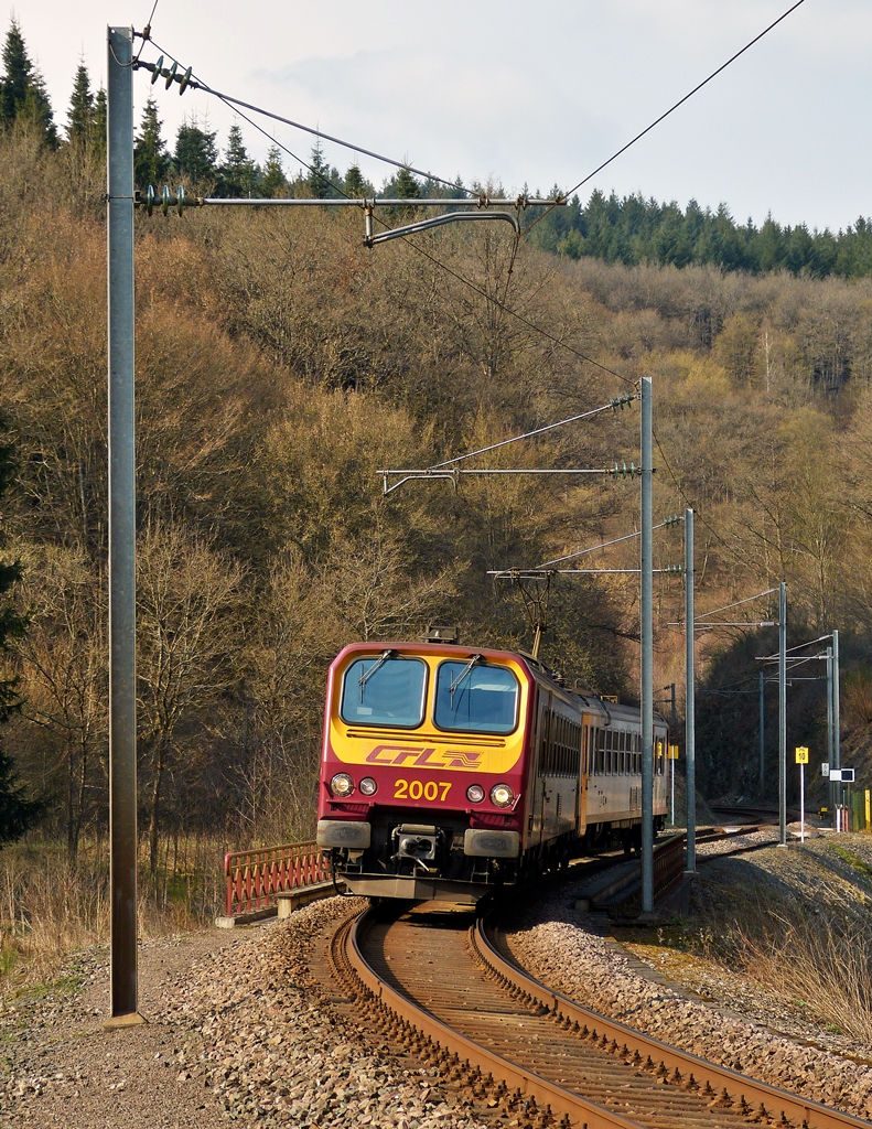. Der Z 2007 f�hrt am 26.03.2014 als RE 3390 Wiltz - Kautenbach durch das sonnige Tal der Wiltz in der N�he von Merholtz. (Hans)