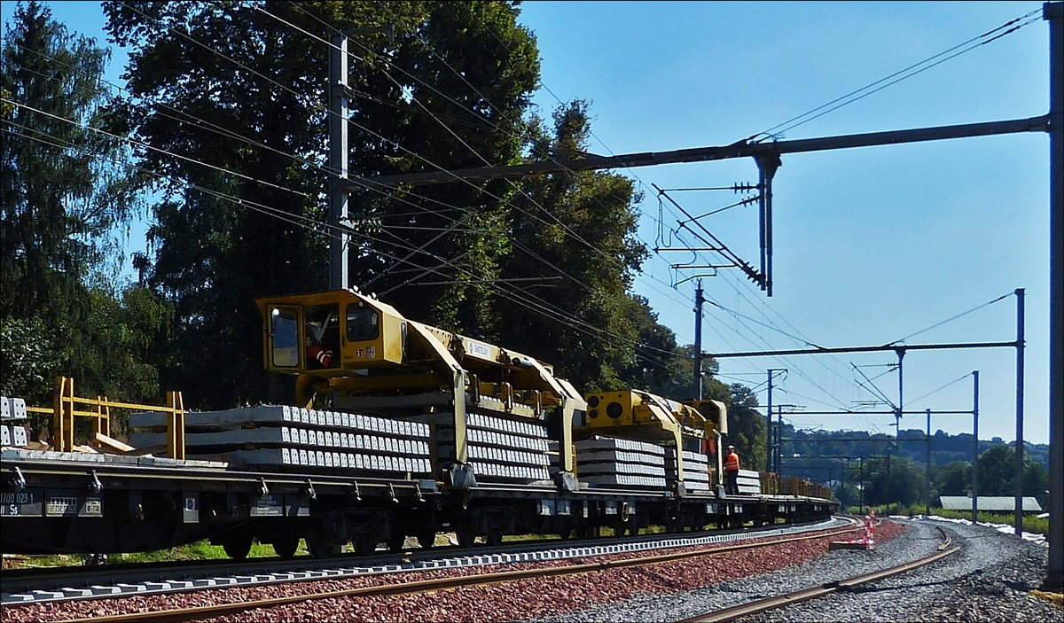 . Detailfoto des Gleisumbauzuges. Während der erste Transportschlitten die Schwellen in der Mitte des Zuges abholt, bringt der zweite Transportschlitten die Schwellen vom hinteren Teil des Zuges zur Mitte.  Schieren 06.09.2016.
