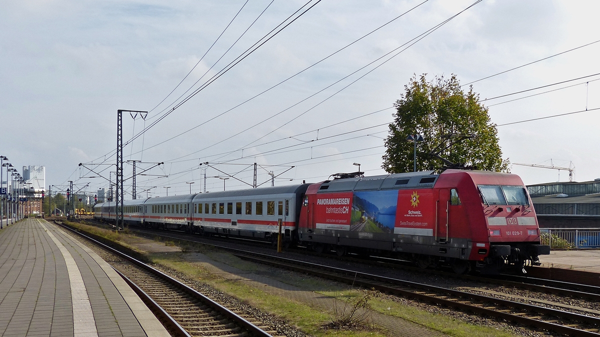 . Die 101 029-7 (91 80 6101 029-7 D-DB), die einzige 101er mit Werbung, die wir in Ostfrieslang gesehen haben, dr�ckt am 11.10.2014 den IC 2431 Norddeich Mole - Magdeburg Hbf aus dem Hauptbahnhof von Oldenburg (Oldb). (Hans)