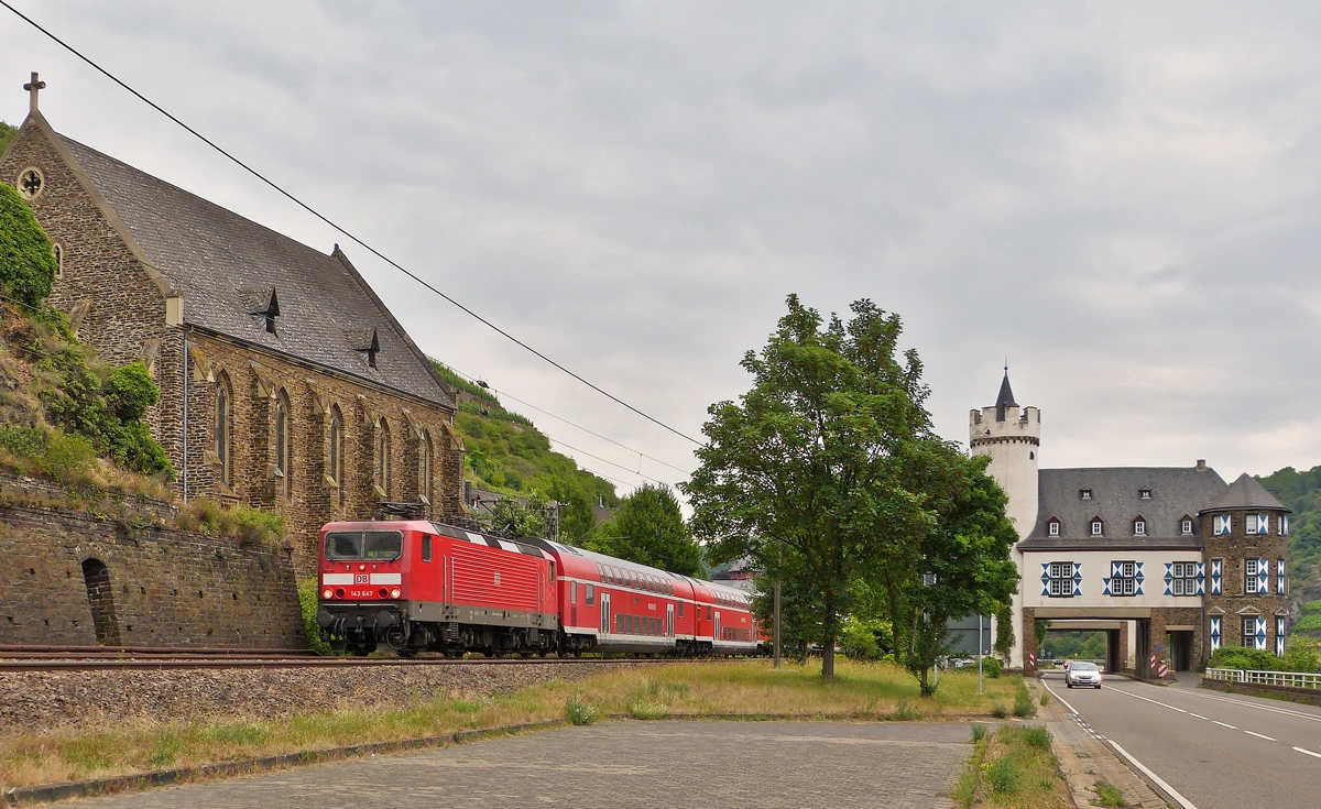 . Die 143 647 zieht am 20.06.2014 den RE 1 (Mosel-Saar-Express) Koblenz Hbf - Saarbr�cken Hbf durch Kobern-Gondorf. (Jeanny)
