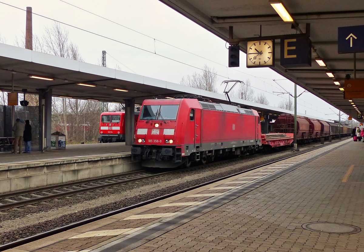 . Die 185 358-9 donnert mit einem gemischten G�terzug am 03.01.2015 durch den Hauptbahnhof von Braunschweig. (Jeanny)
