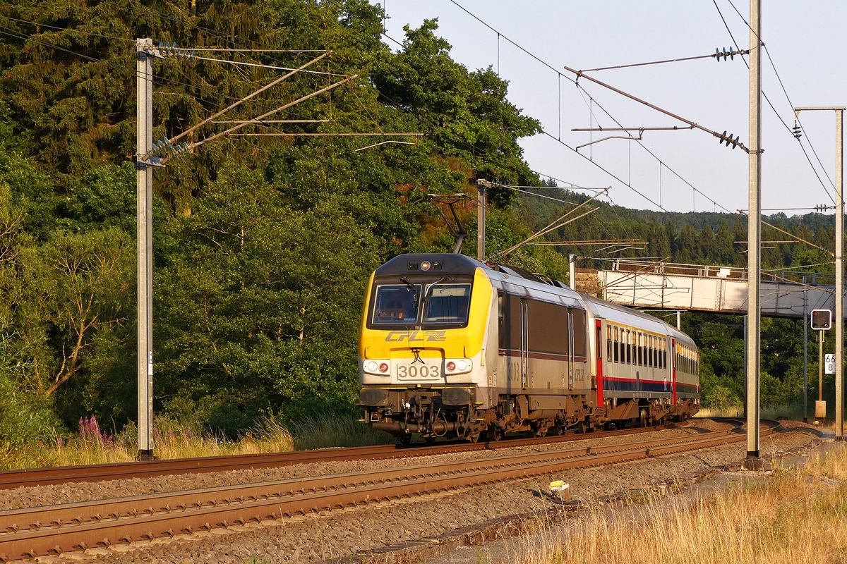 . Die 3003 zieht den IC 121 Luxembourg - Liers im milden Abendlicht des 16.07.2015 �ber die Nordstrecke zwischen Lellingen und Wilwerwiltz. (Jeanny)