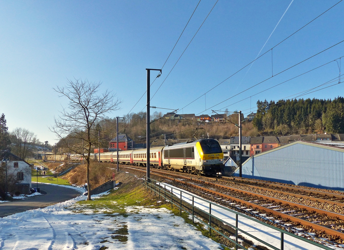 . Die 3008 mit dem IC 114 Liers - Luxembourg am Haken hat den Bahnhof von Troisvierges verlassen und f�hrt in der Rue Massen in Troisvierges an den Fotografen vorbei. 11.02.2015 (Jeanny)