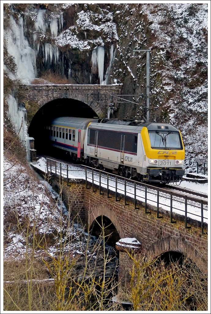. Die 3011 zieht den IR 112 Luxembourg - Liers aus dem Tunnel F�ischterhaff und bef�hrt dann die Sauerbr�cke in Goebelsm�hle. 10.02.2012 (Hans)