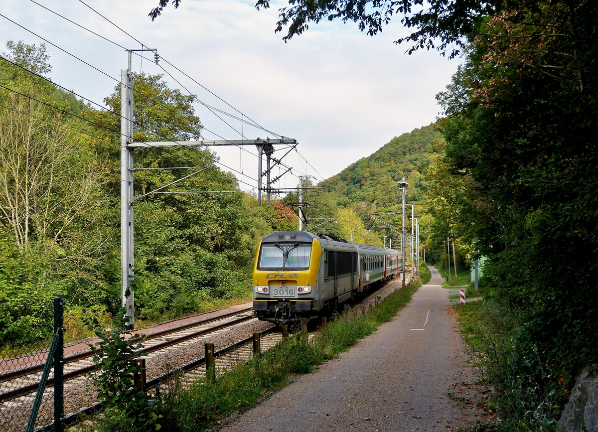 . Die 3016 zieht den IR 113 Liers - Luxembourg die letzen Meter der Wiltz entlang, bevor er Goebelsm�hle erreicht. Dort m�ndet die Wiltz in die Sauer. 20.09.2014 (Hans)